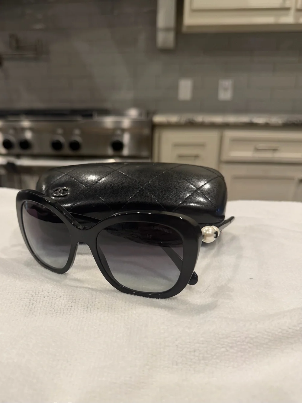 Like New Chanel Pearl Accent Sunglasses Chanel Pearl Sunglasses 4281-Q-H Black Gold 1902508  main image 3
